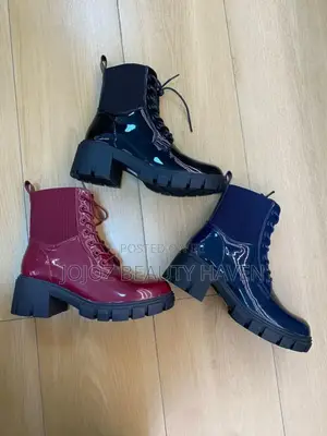 Ladhesive Boots