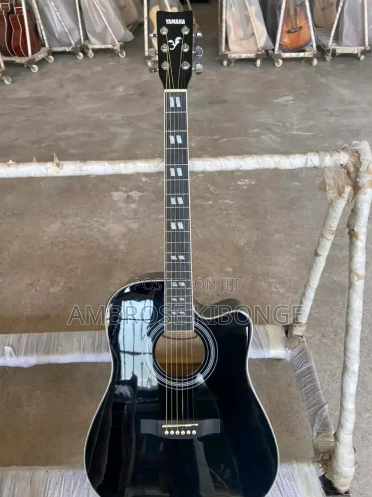 Full Size41 YAMAHA Powered Acoustic Guitar With FREE Battery