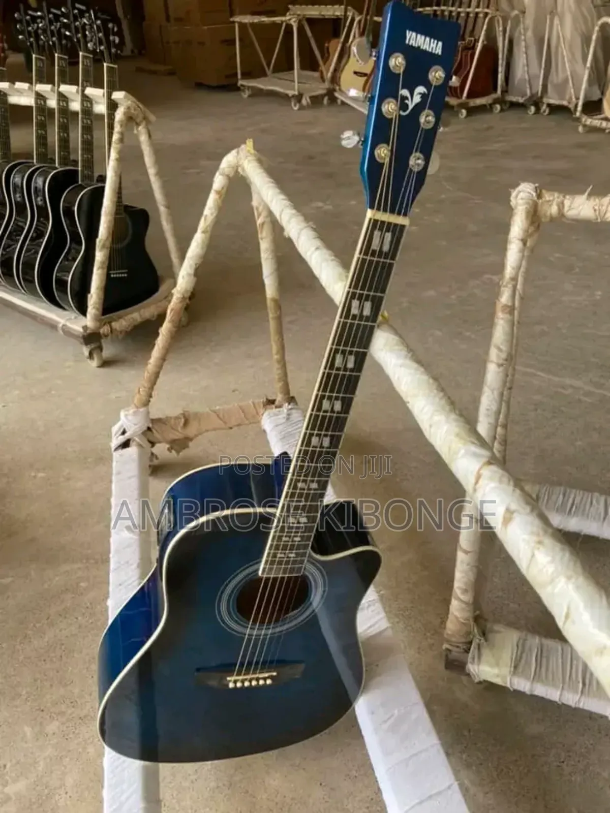 Full Size41 YAMAHA Powered Acoustic Guitar With FREE Battery
