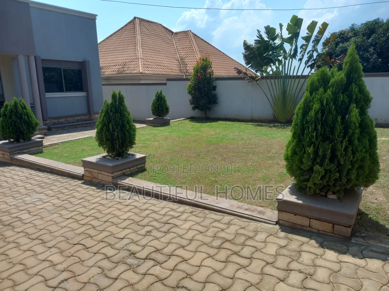 Furnished 4bdrm Bungalow in Kira for sale