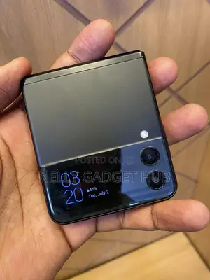 Photo - Samsung Galaxy Z Flip 3 128 GB Black