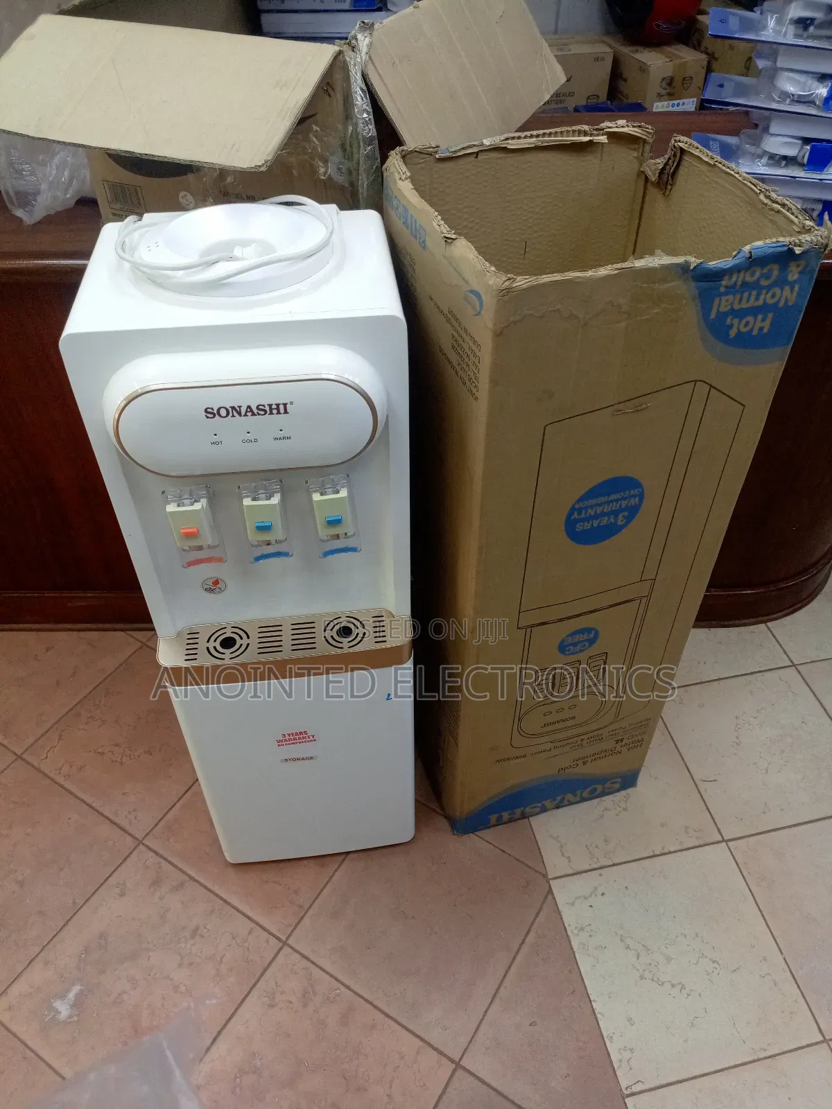 Water Dispenser Sonashi With a Compressuere