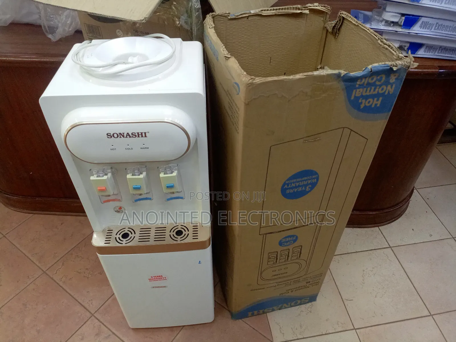 Sonashi Water Dispenser With a Compressuere