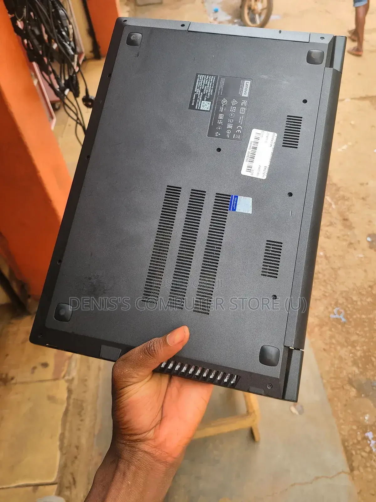 Laptop Lenovo V110 8GB AMD A10 HDD+SSD 500GB