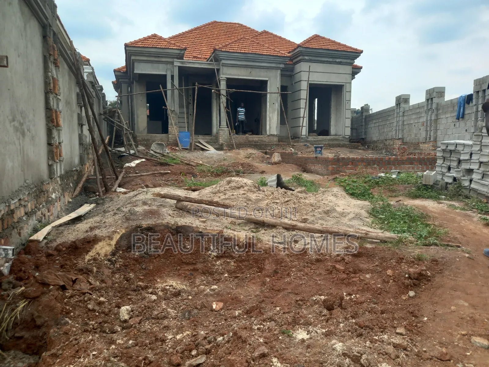 Furnished 4bdrm Bungalow in Kira for sale