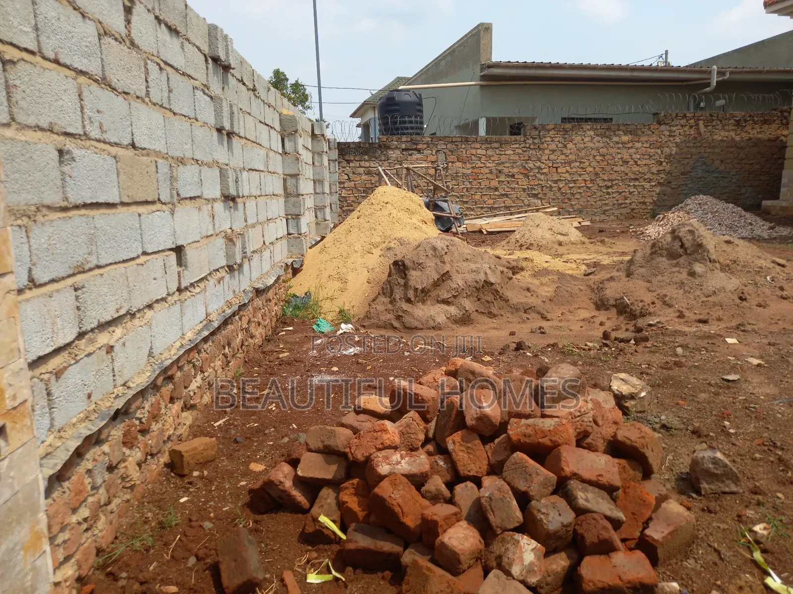 Furnished 4bdrm Bungalow in Kira Mulawa for sale