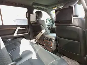 Toyota Land Cruiser 4.6 V8 ZX 2019 White