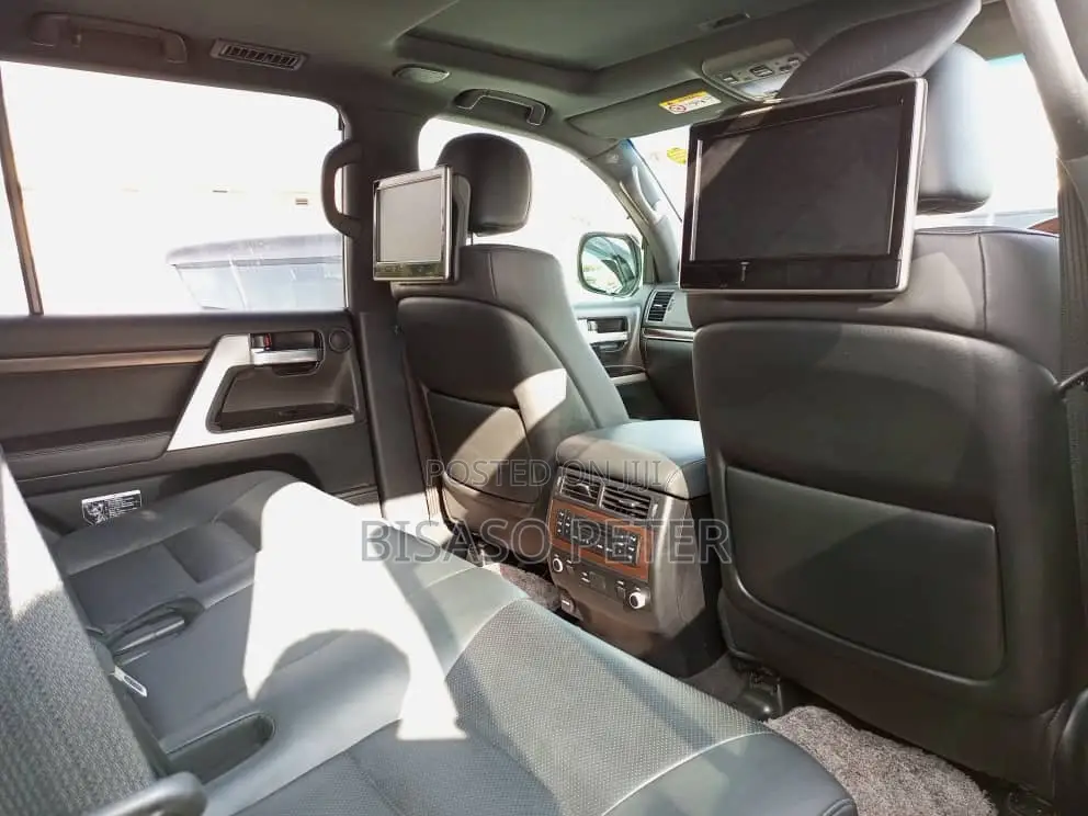 Toyota Land Cruiser 4.6 V8 ZX 2019 White