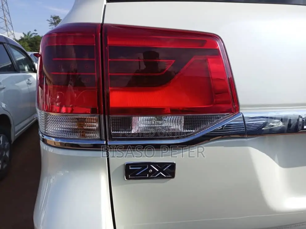 Toyota Land Cruiser 4.6 V8 ZX 2019 White
