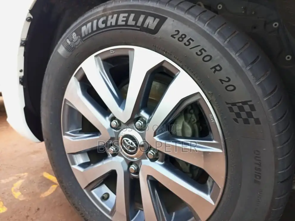 Toyota Land Cruiser 4.6 V8 ZX 2019 White