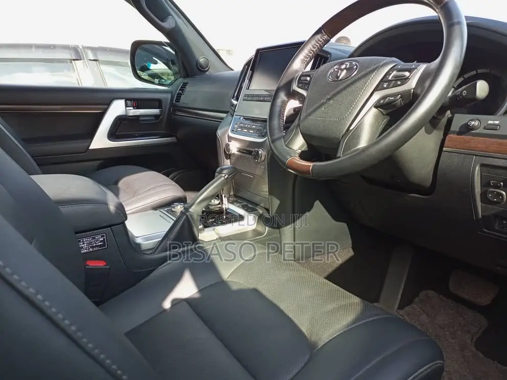 Toyota Land Cruiser 4.6 V8 ZX 2019 White