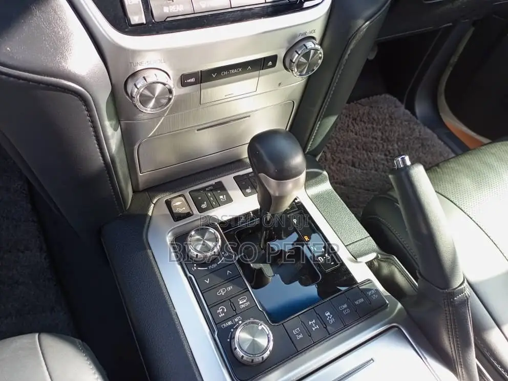 Toyota Land Cruiser 4.6 V8 ZX 2019 White