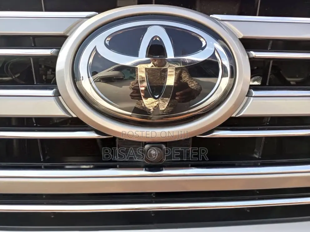Toyota Land Cruiser 4.6 V8 ZX 2019 White