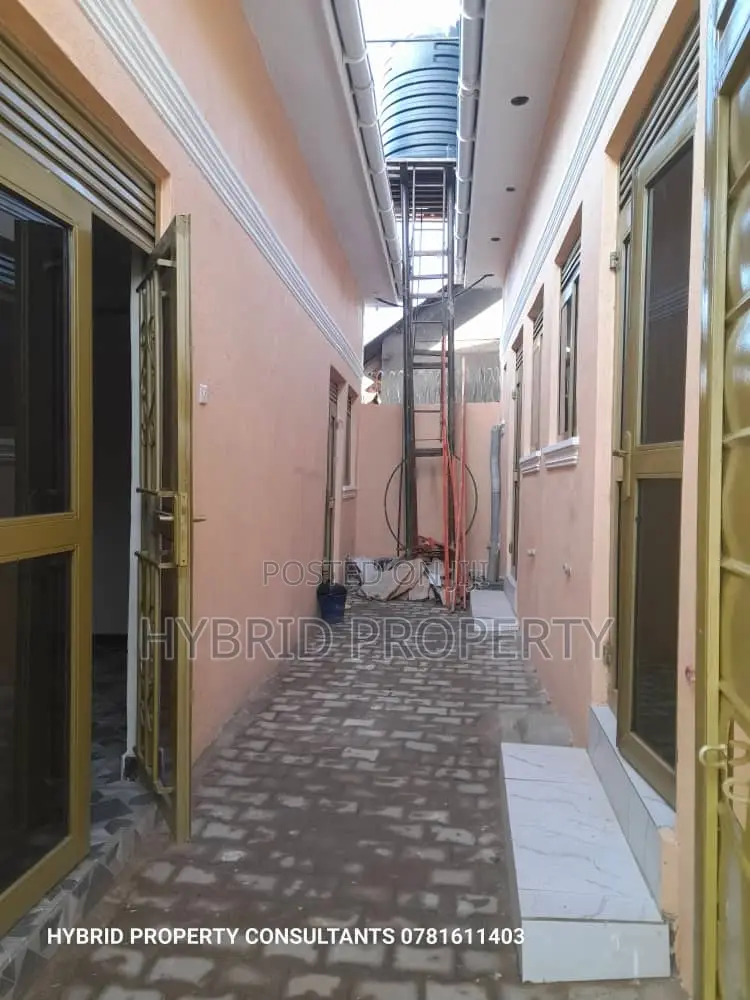 8bdrm Apartment in Kasubi Town Along, Rubaga for sale