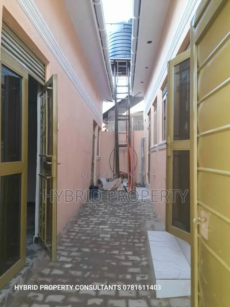 8bdrm Apartment in Kasubi Town Along, Rubaga for sale