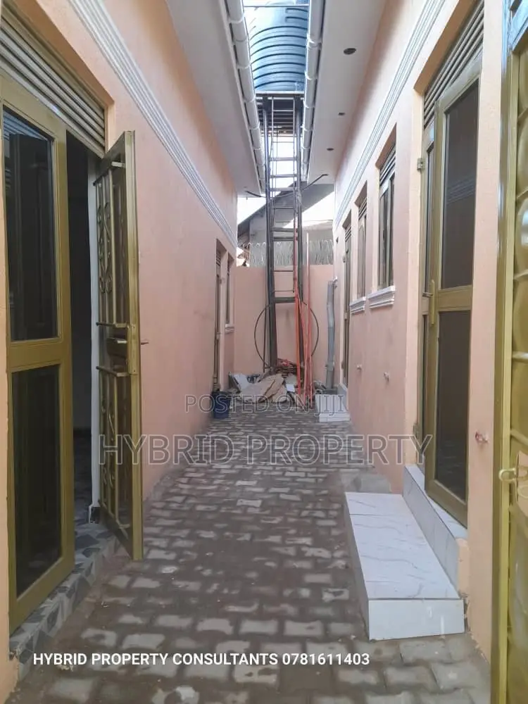 8bdrm Apartment in Kasubi Town Along, Rubaga for sale