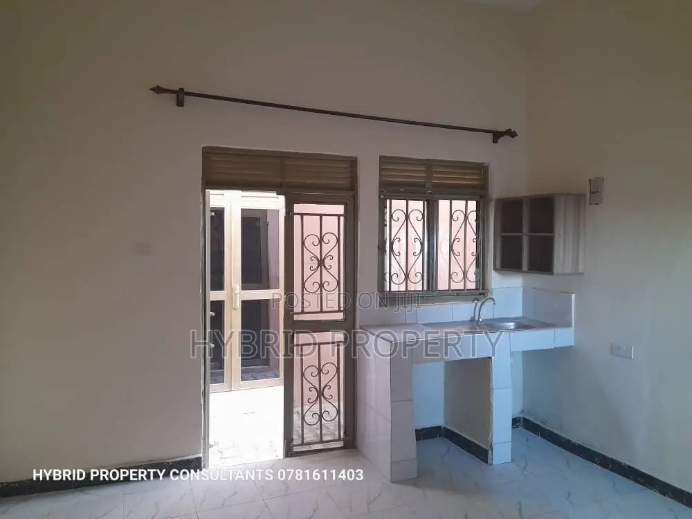 8bdrm Apartment in Kasubi Town Along, Rubaga for sale