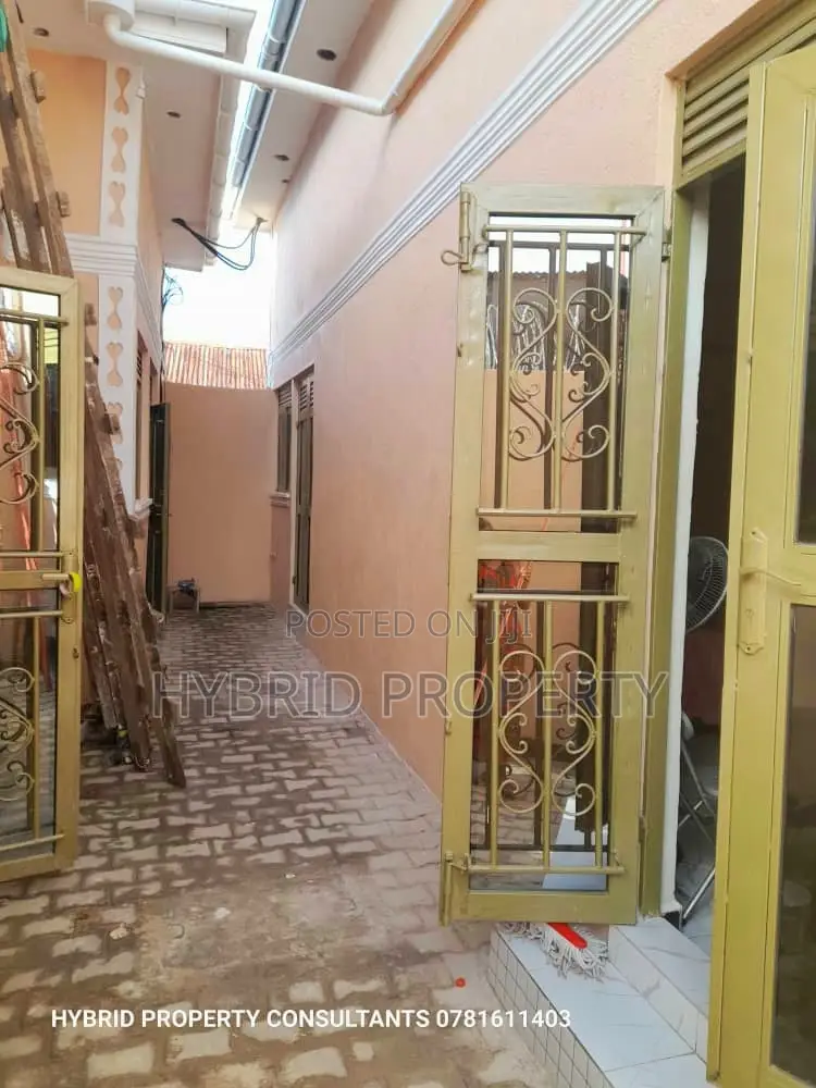 8bdrm Apartment in Kasubi Town Along, Rubaga for sale