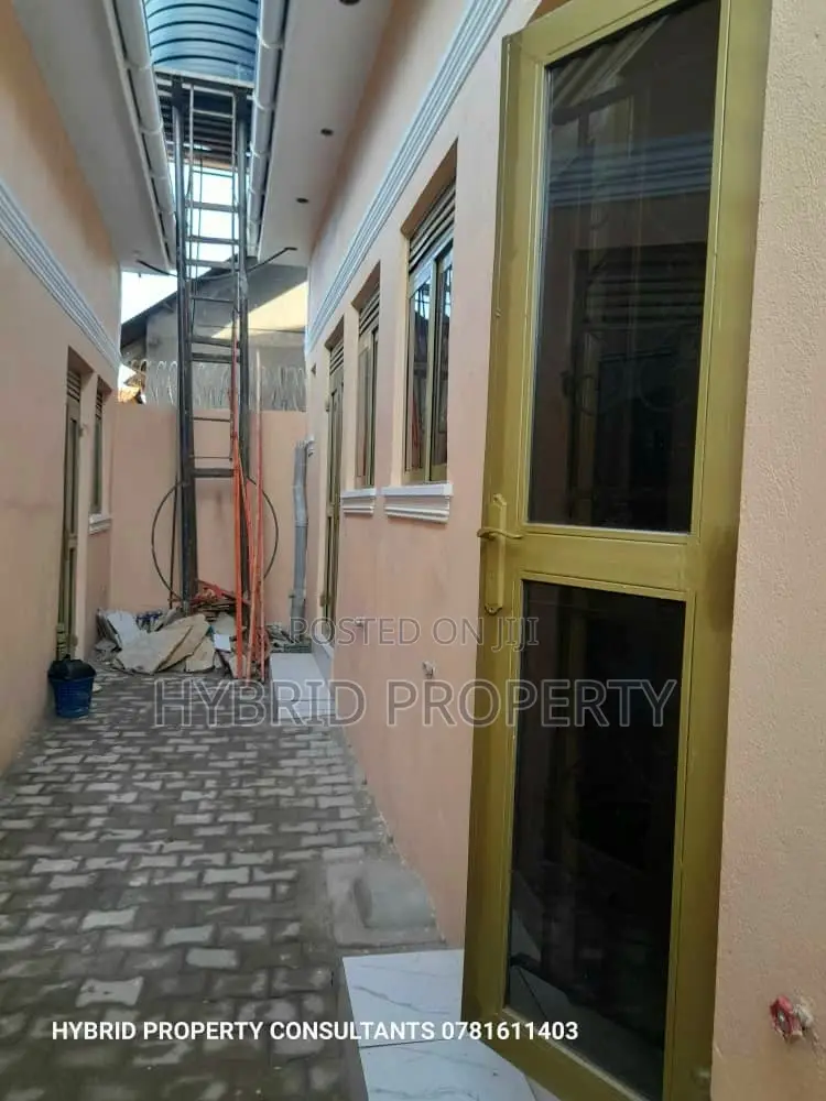 8bdrm Apartment in Kasubi Town Along, Rubaga for sale