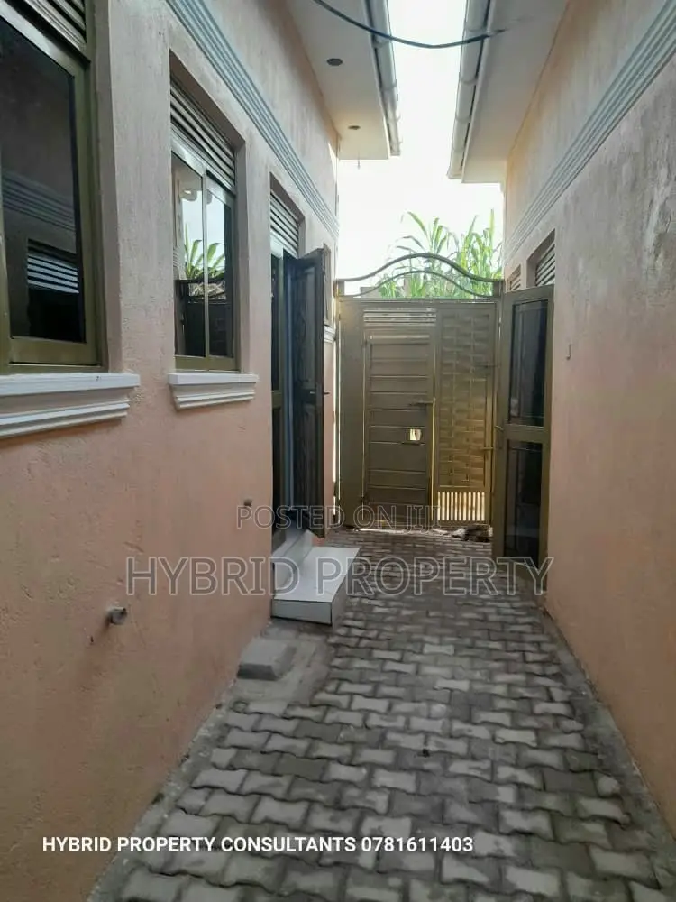 8bdrm Apartment in Kasubi Town Along, Rubaga for sale