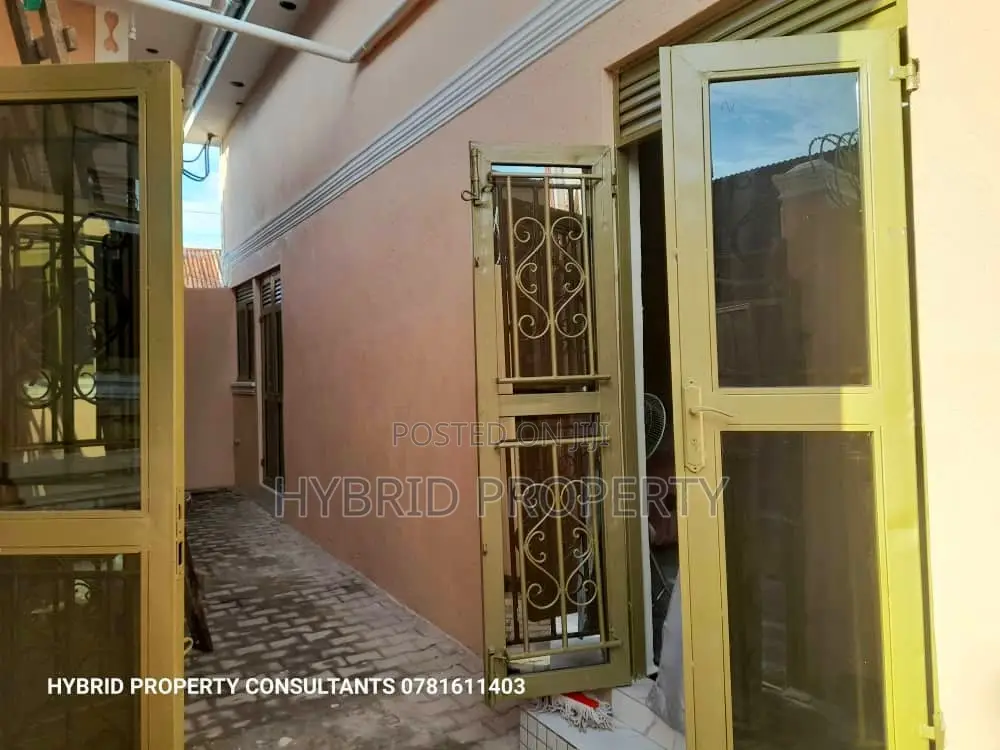 8bdrm Apartment in Kasubi Town Along, Rubaga for sale