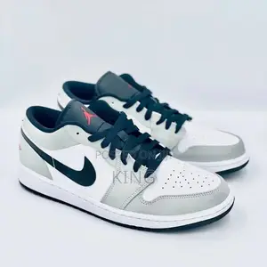 Photo - Air Jordan 1 Low Light Smoke Grey