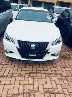 Photo - Toyota Crown 2015 White
