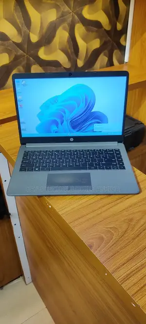 Laptop HP 14S 4GB AMD A8 HDD 1T