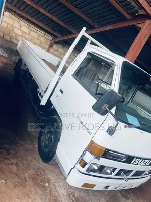 Mitishubishi Isuzu Elf