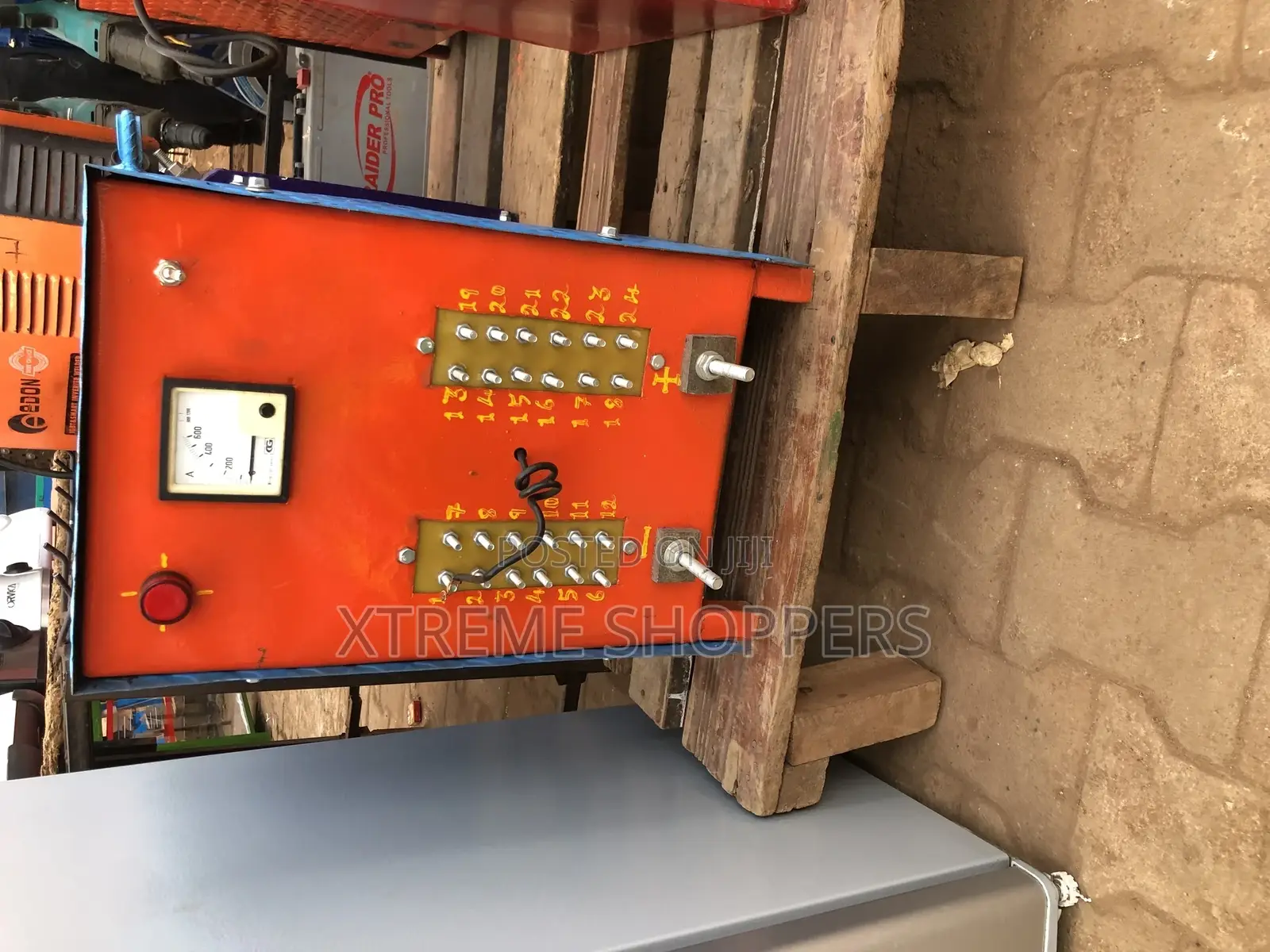 Battery Charger 24 Batteries Excellent
