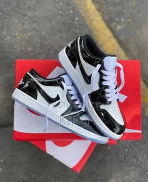Photo - Air Jordan 1 Low SE Concord