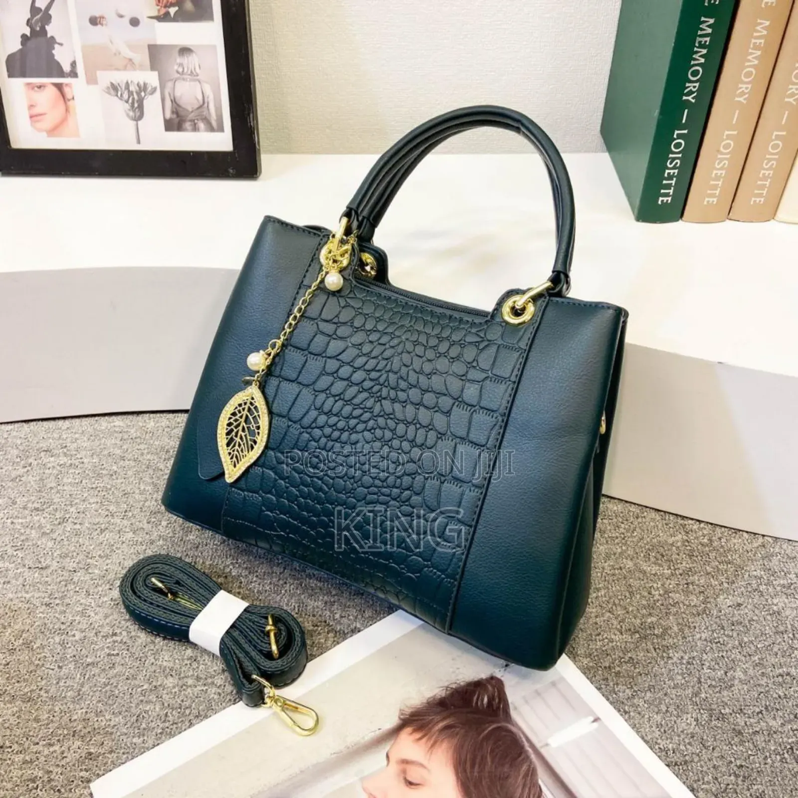 Gilded Women Leather Handbag. Green