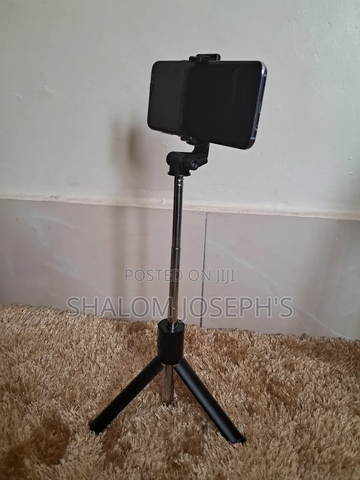 Portable Extendable Selfie Stick Tripod .
