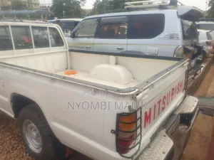 Mitsubishi L200 Club Cab 2.0 4WD 1998 White