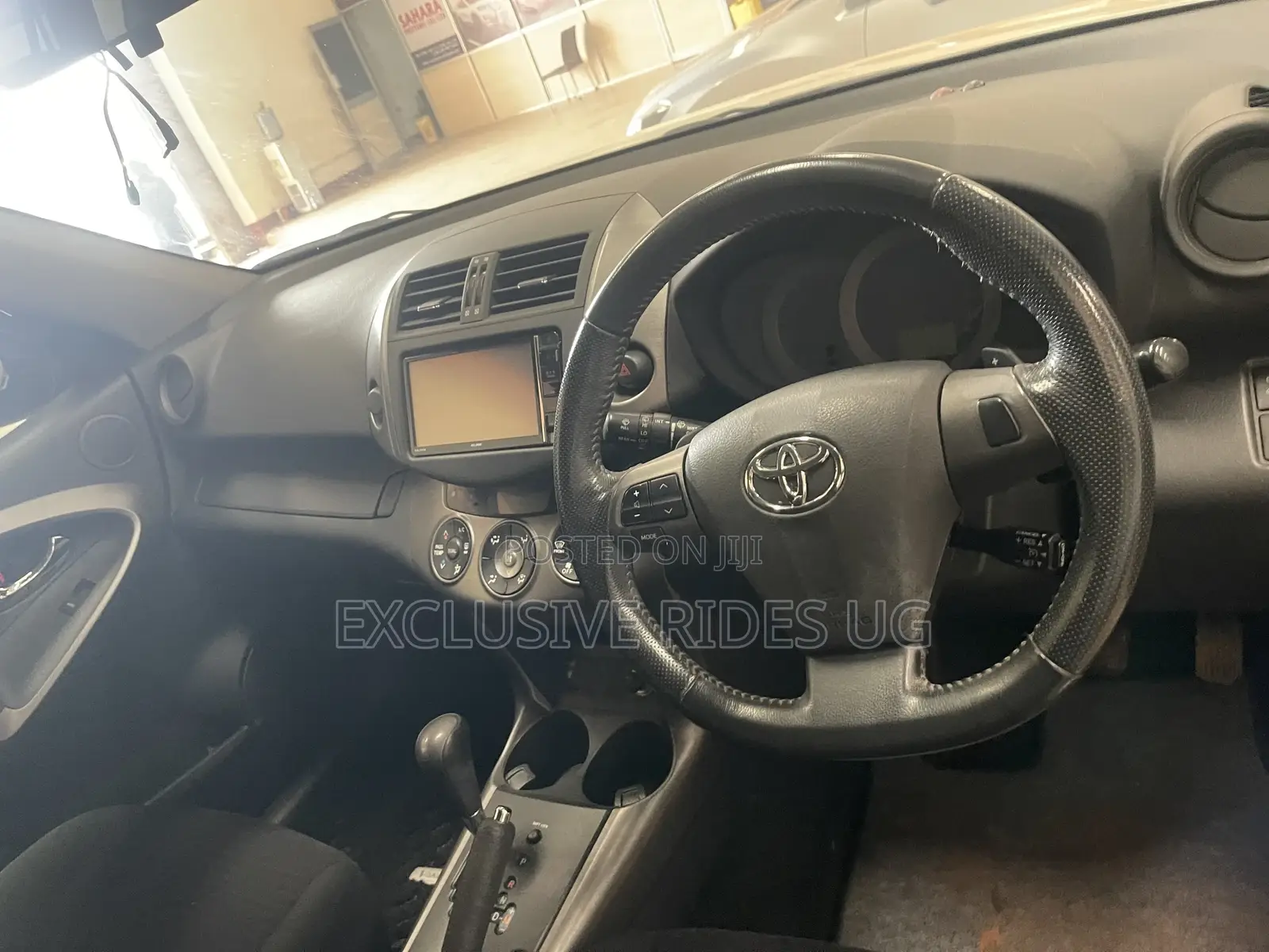 Toyota Vanguard 2011 White