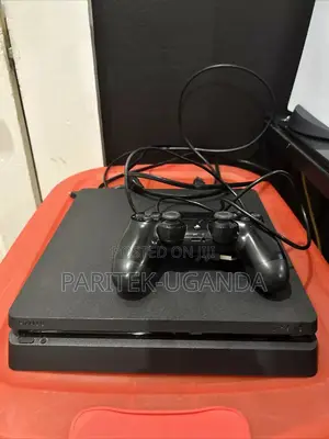 Playstation 4 With 01 Controller and 01 Gmae