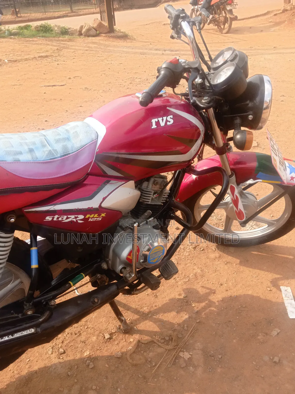 TVS HLX 125 2023 Red
