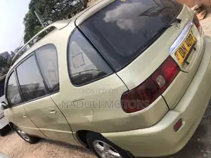 Toyota Ipsum 2000 Gold