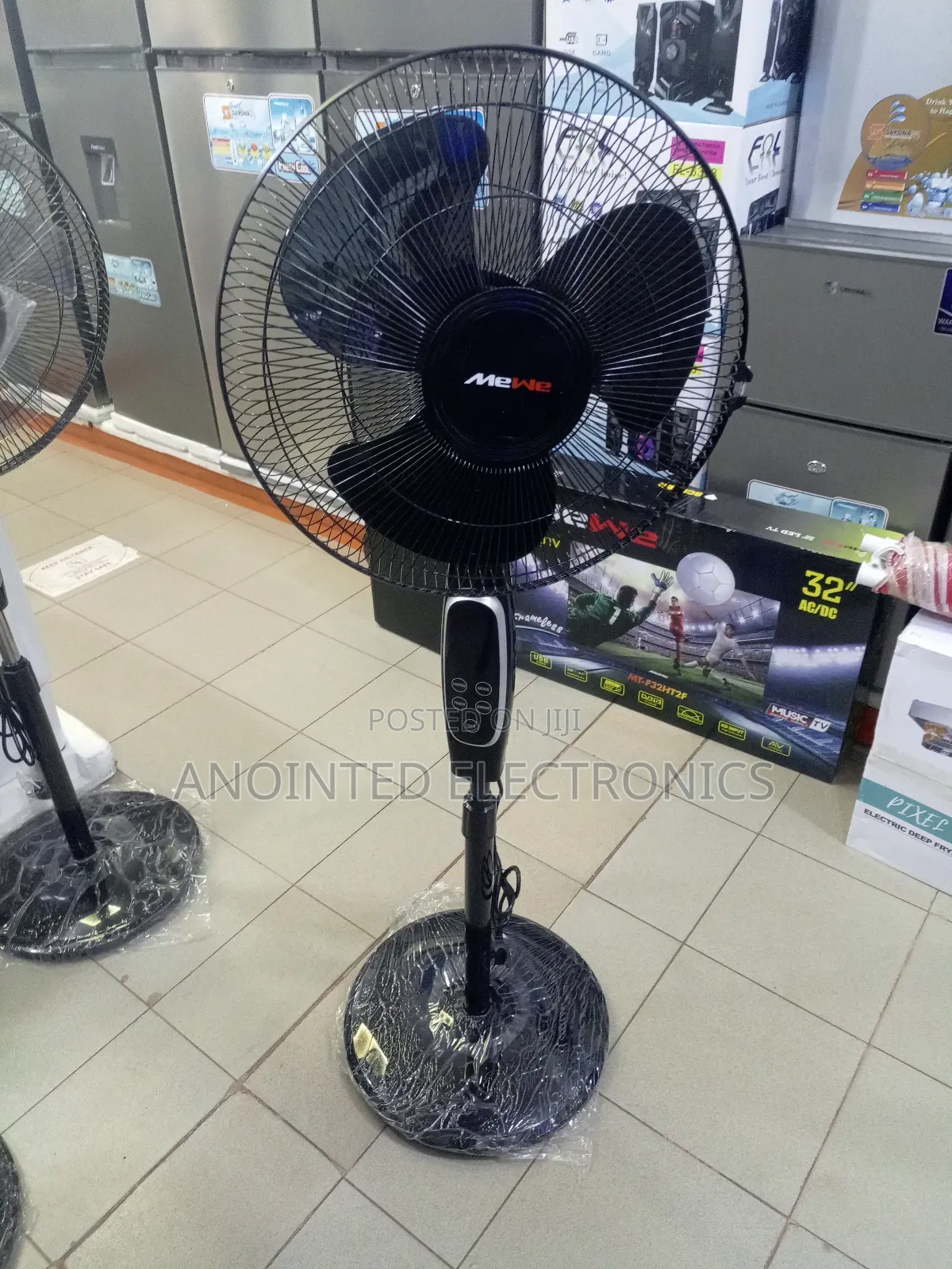 Me We Stand Fan With a Remote