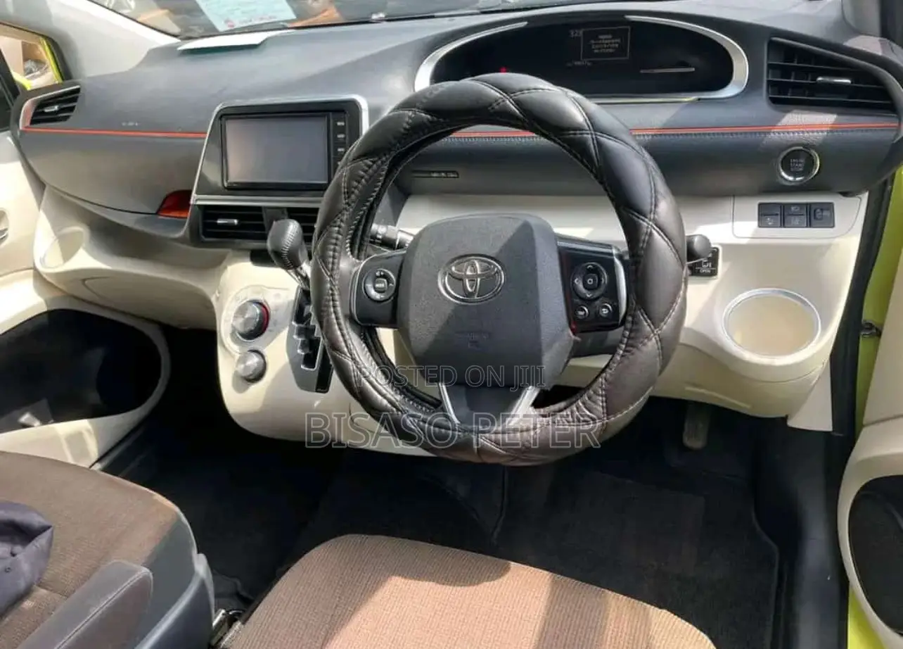 Toyota Sienta 1.5 AWD (6-seater) 2015 Yellow