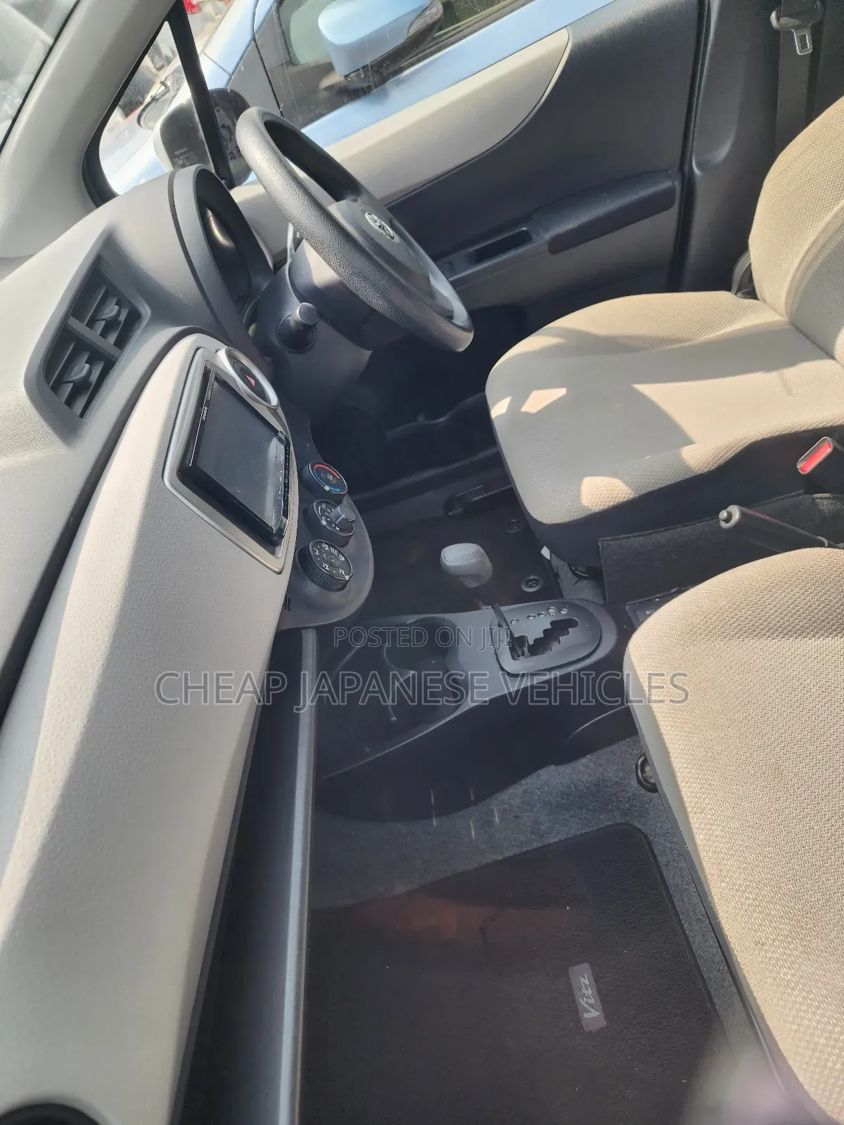Toyota Vitz 1.0 FWD 5dr 2012 Silver
