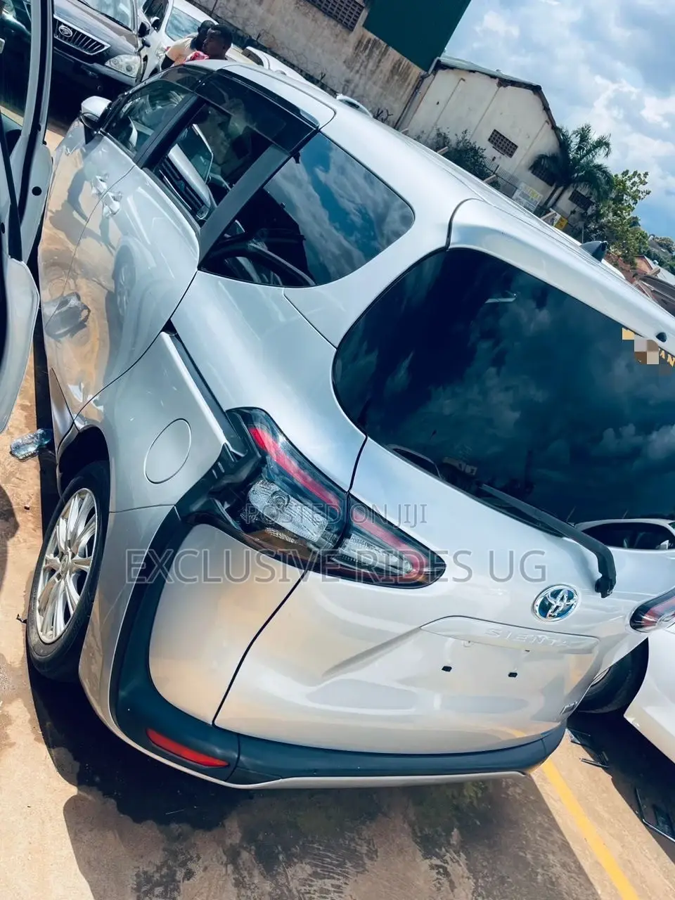 Toyota Sienta 1.5 Hybrid FWD (6-seater) 2016 Silver