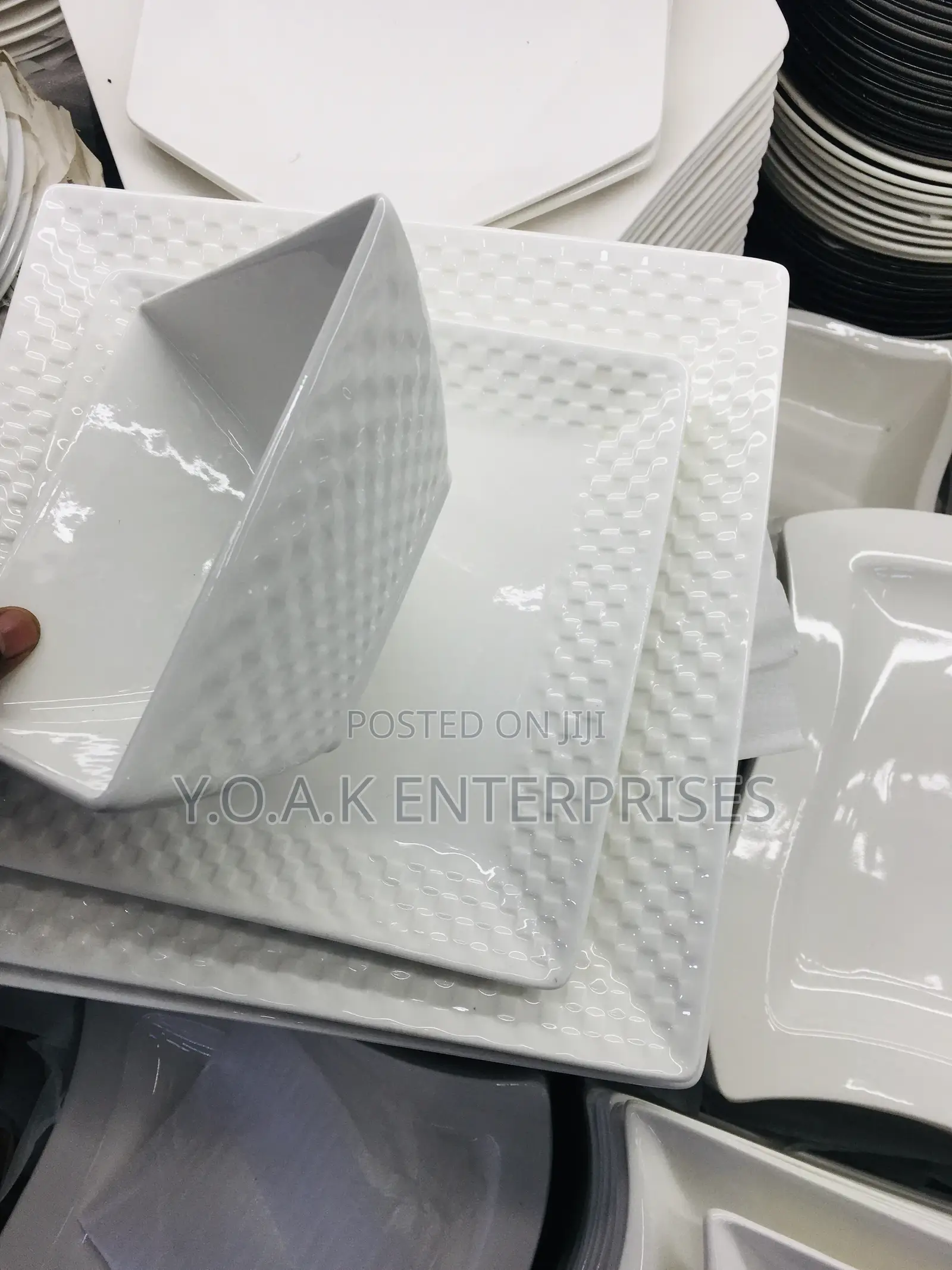 Dinner Set Square Checked
