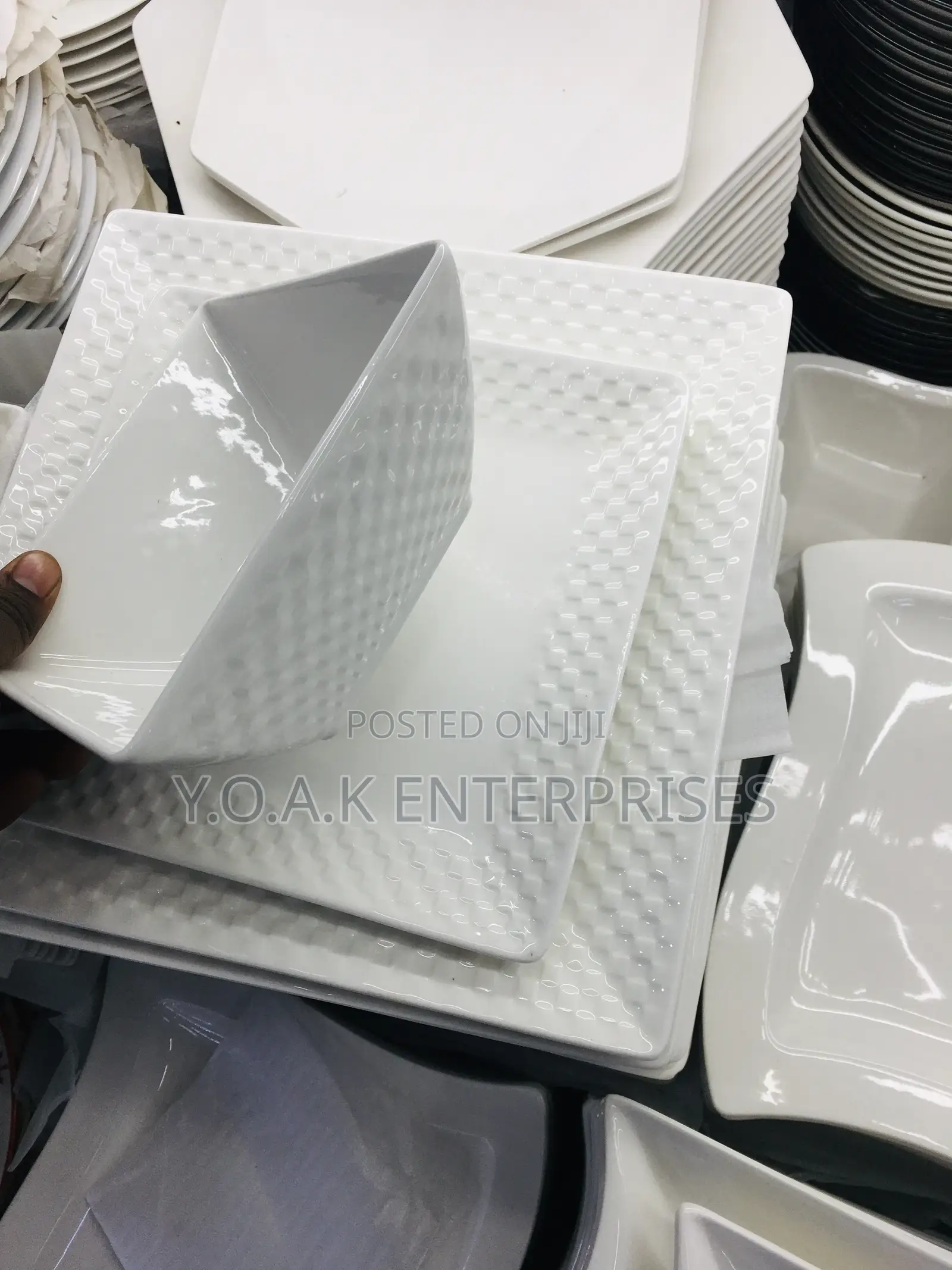 Dinner Set Square Checked
