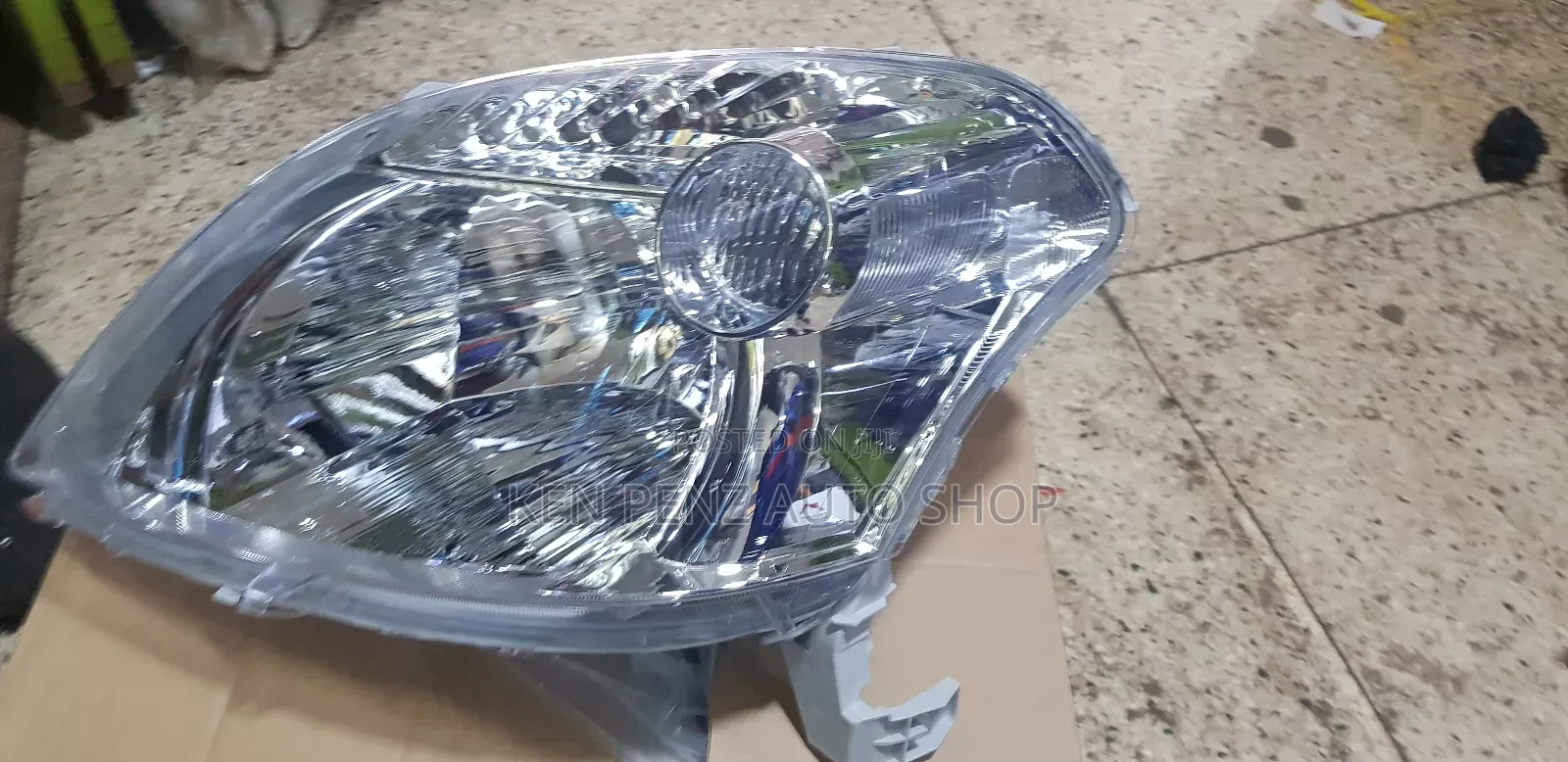Headlamps for Toyota Raum 2005