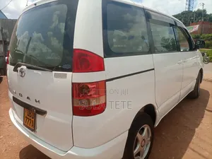Toyota Noah 2.0 AWD (8 Seater) 2005 White