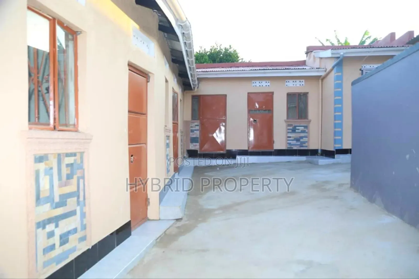 8bdrm Apartment in Nansana Along for sale