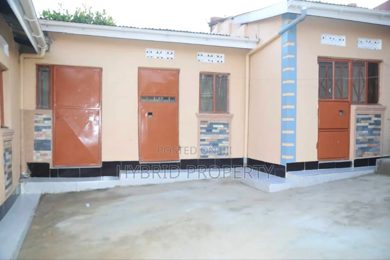 8bdrm Apartment in Nansana Along for sale