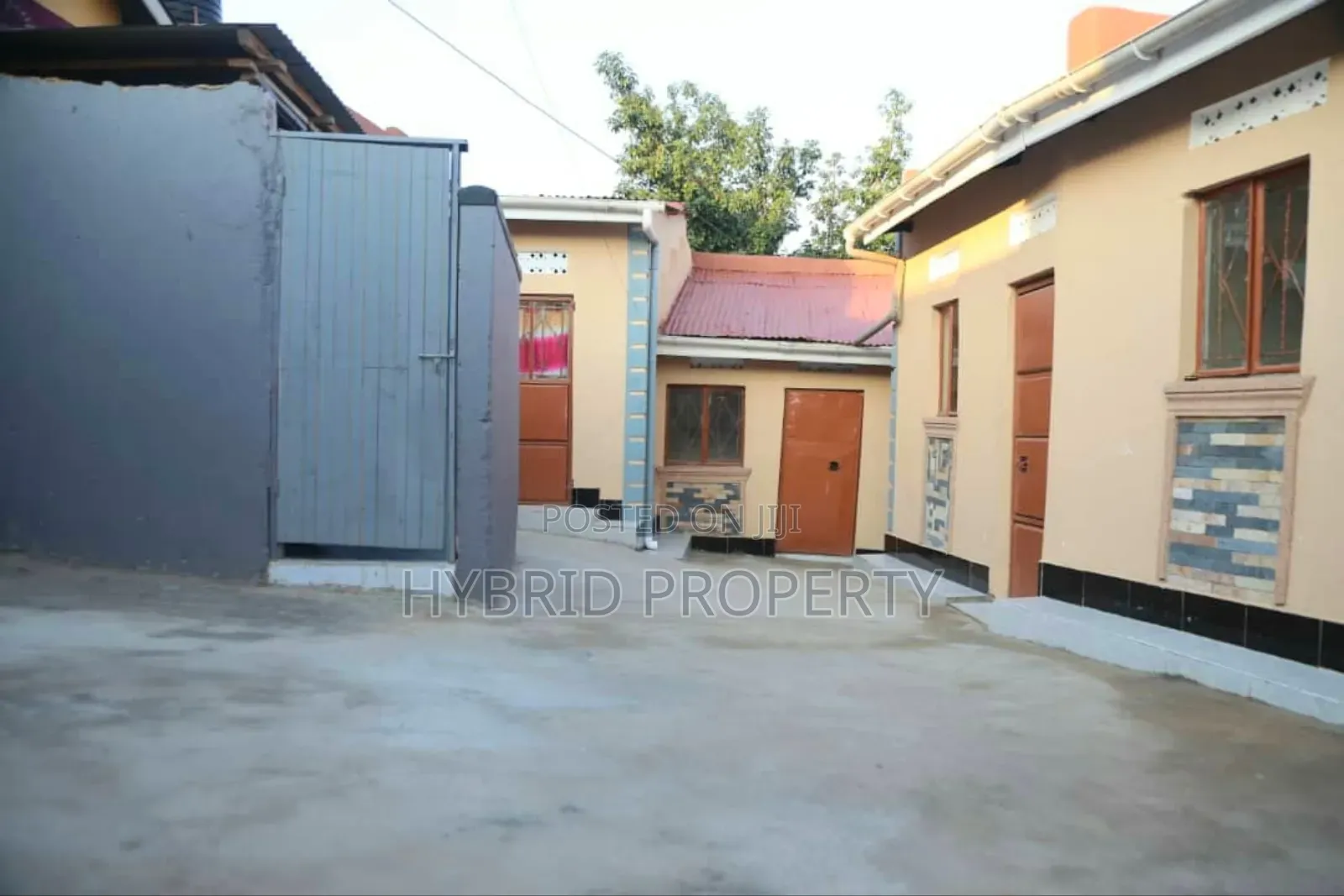 8bdrm Apartment in Nansana Along for sale