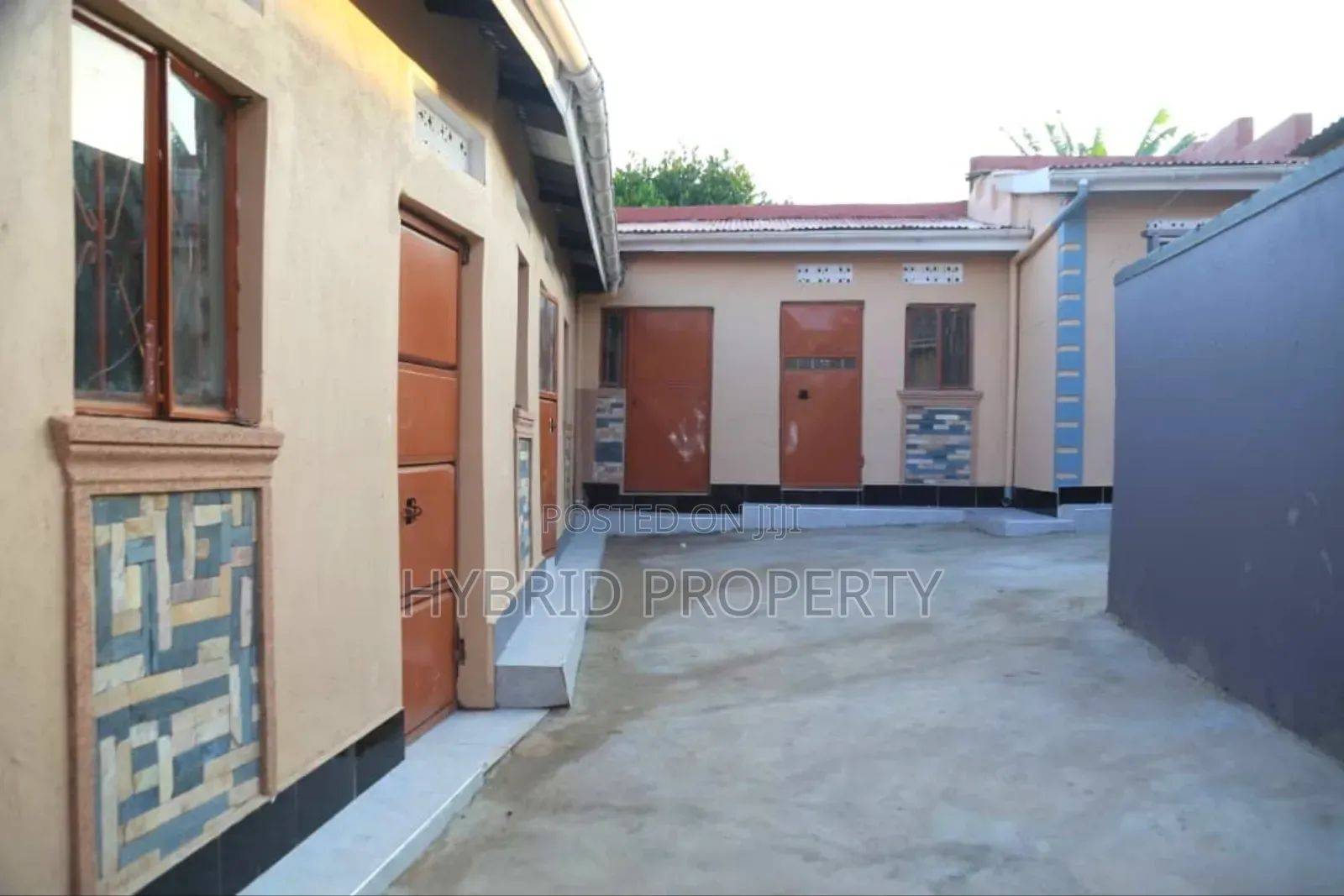 8bdrm Apartment in Nansana Along for sale